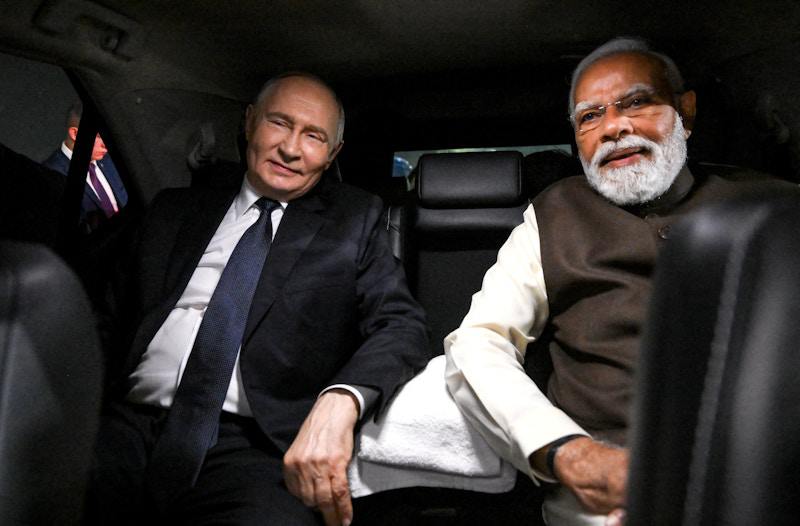 Tổng thống Nga Putin và Thủ tướng Ấn Độ Narendra Modi ngồi chung xe hôm 4/12 (ảnh: Reuters)