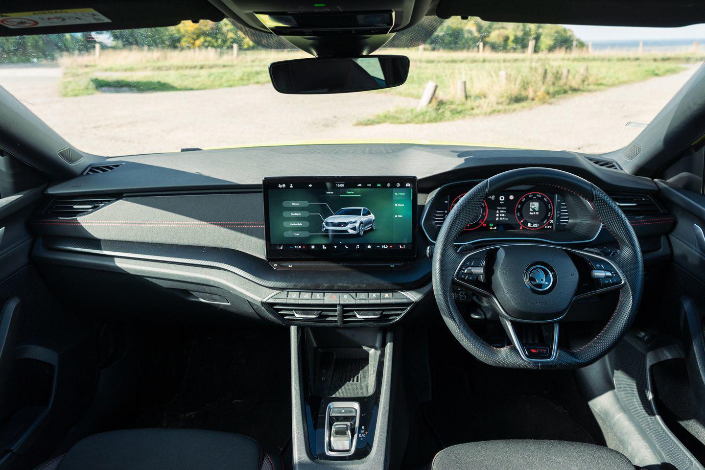 Xe được trang bị hệ thống thông tin giải trí với màn hình trung tâm kích thước lớn 13 inch.