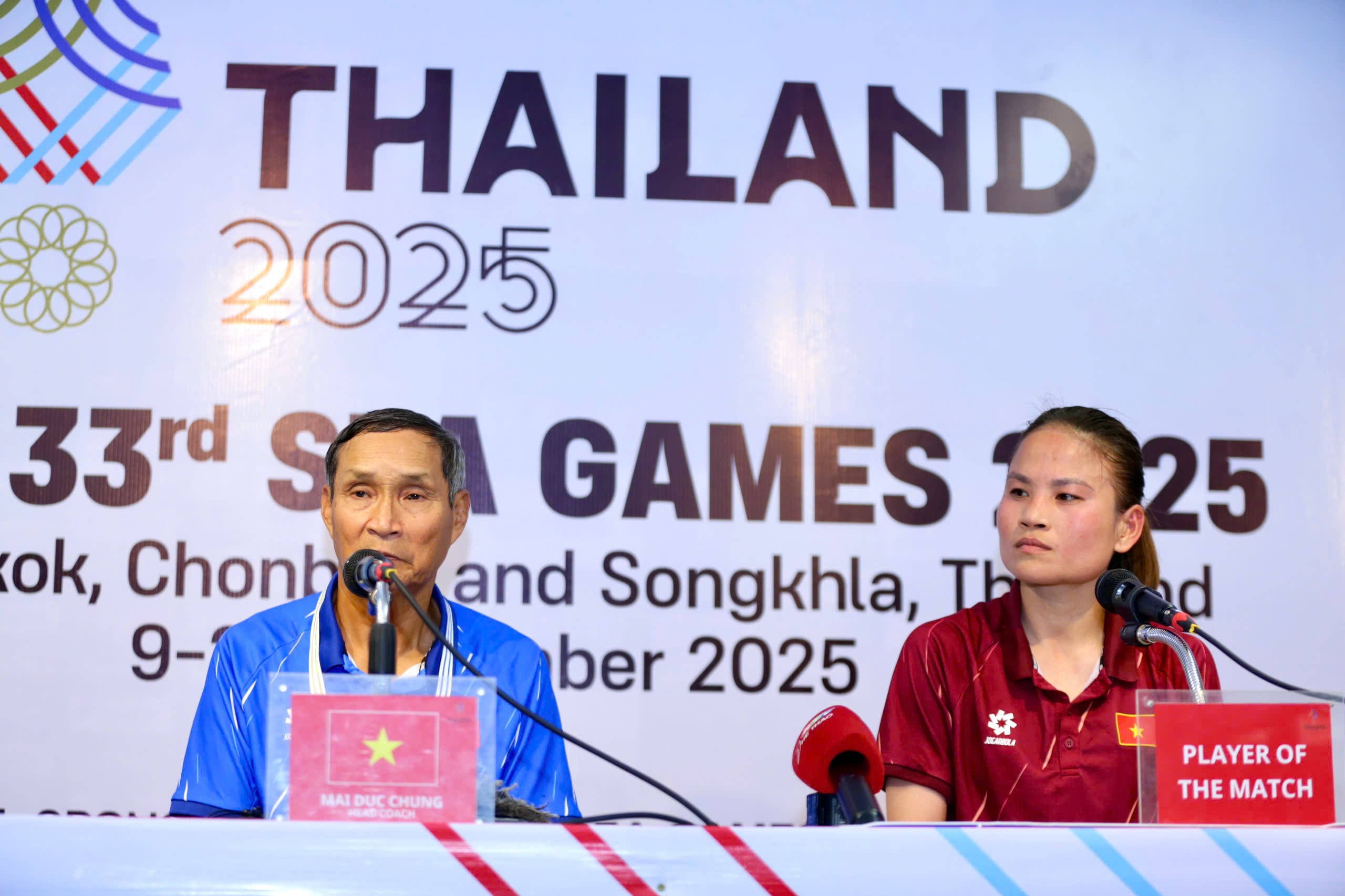 HLV Mai Đức Chung cùng Thái Thị Thảo trong phòng họp báo