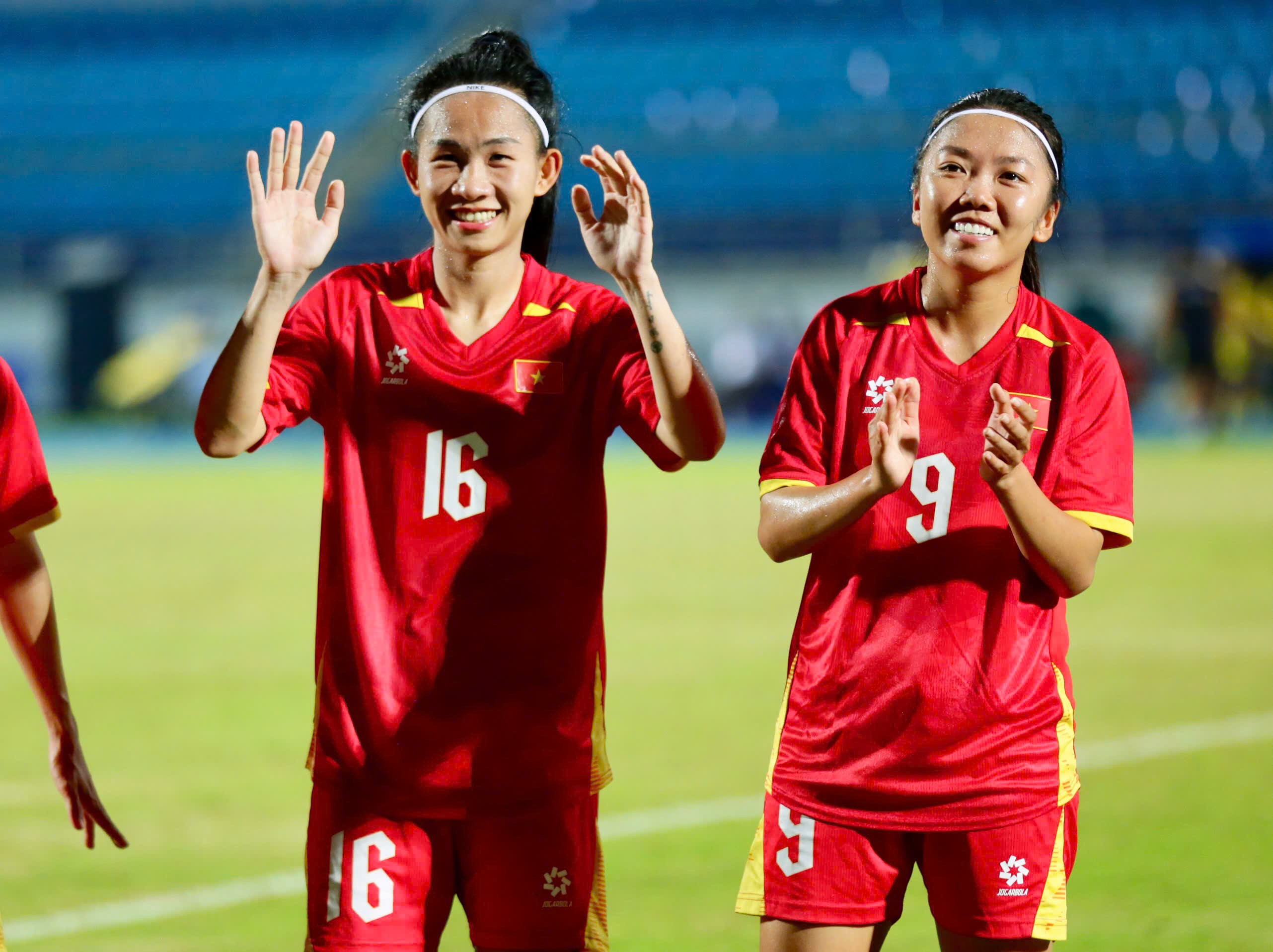 Các tuyển thủ nữ Việt Nam ăn mừng cùng CĐV sau trận thắng Malaysia