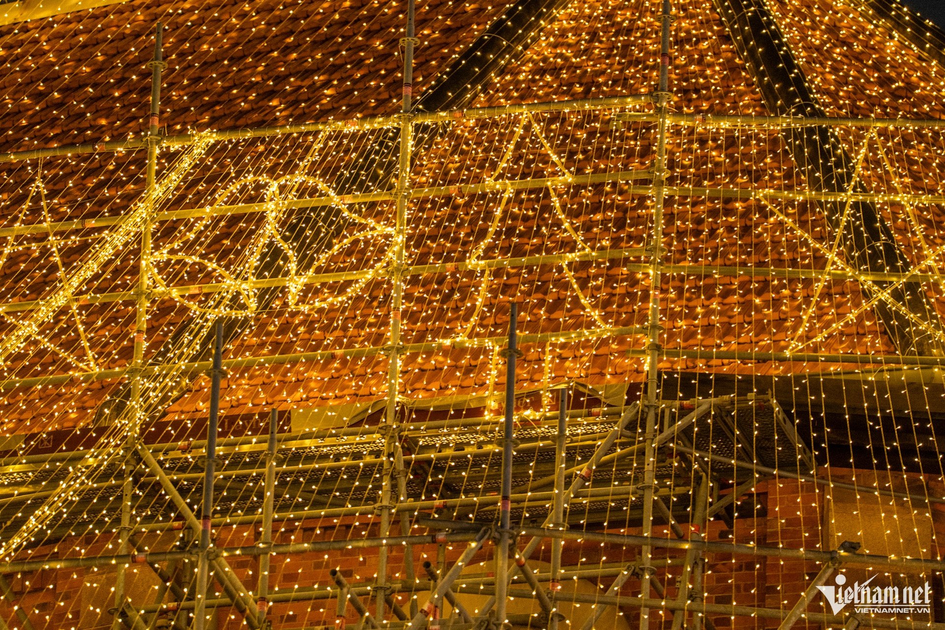 Nhà thờ Đức Bà lung linh đầu mùa Giáng sinh, hút khách đến check-in - 4