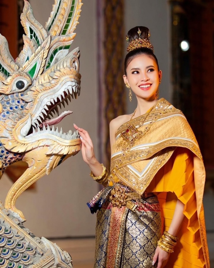 Dàn hoa khôi cầm biển dẫn đoàn ở lễ khai mạc SEA Games 33 - 8