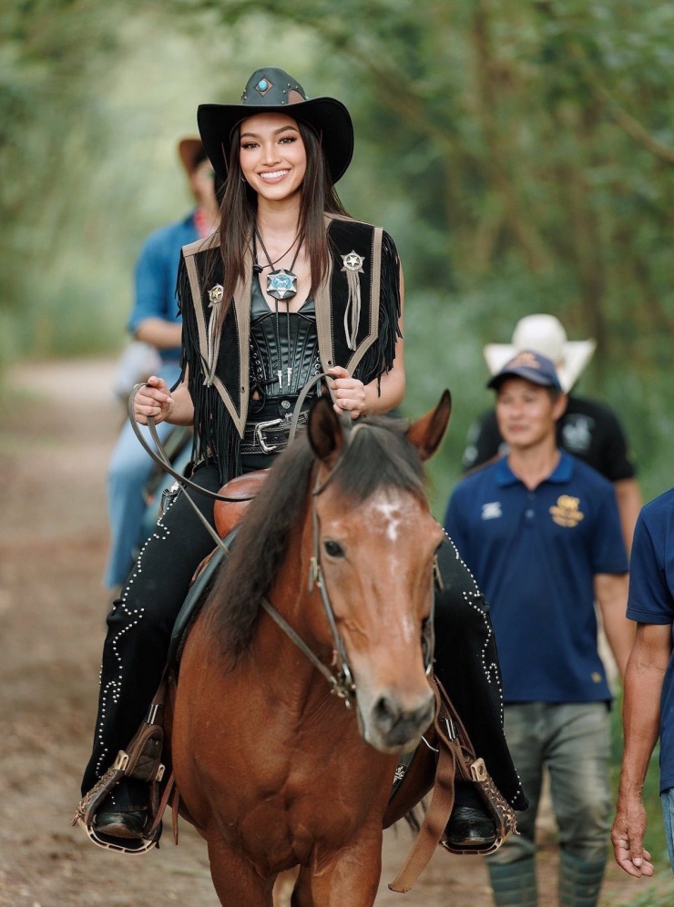 Dàn hoa khôi cầm biển dẫn đoàn ở lễ khai mạc SEA Games 33 - 12