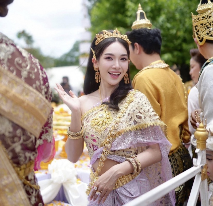 Dàn hoa khôi cầm biển dẫn đoàn ở lễ khai mạc SEA Games 33 - 16