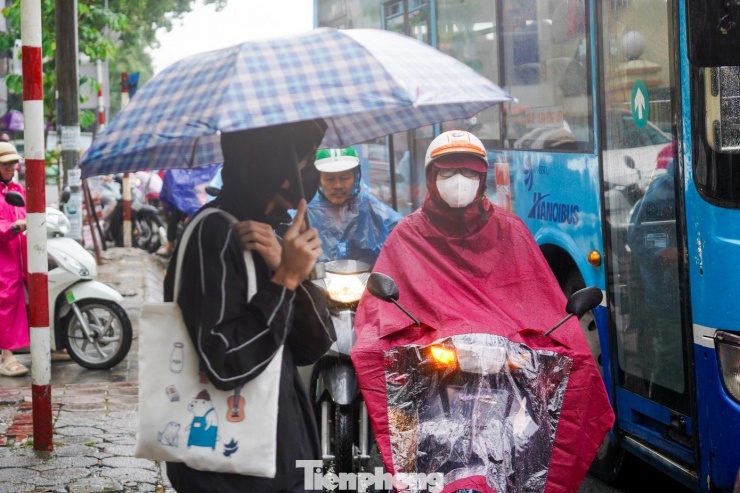 Miền Bắc sắp đón đợt không khí lạnh rất mạnh gây mưa dông, trời rét đậm - 1