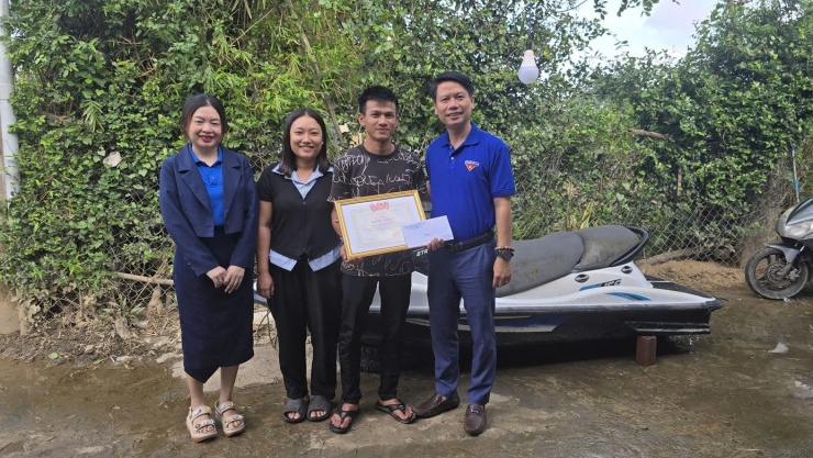 Anh Nguyễn Văn Minh được tặng Bằng khen.