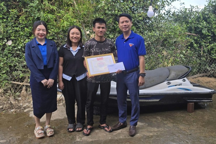 Thanh niên lái ca nô cứu 500 người khỏi lũ dữ:  ' Lúc đó chỉ nghĩ tới cứu người ' 