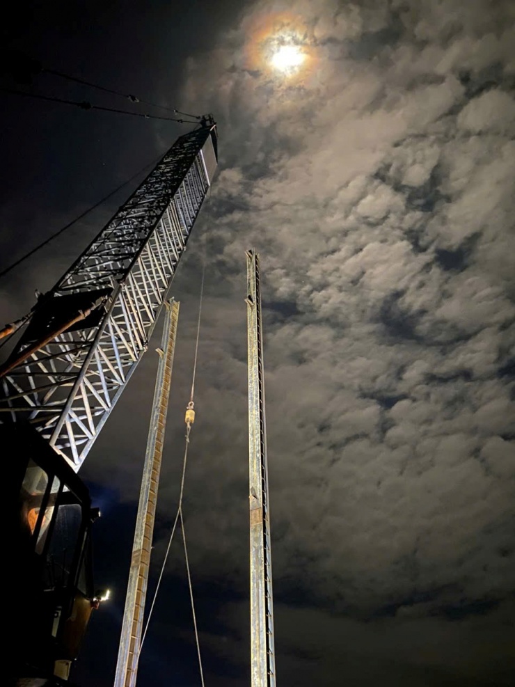 Cán bộ, kỹ sư công nhân EVNSPC, PC An Giang và các đơn vị liên quan khẩn trương thi công ngày, đêm