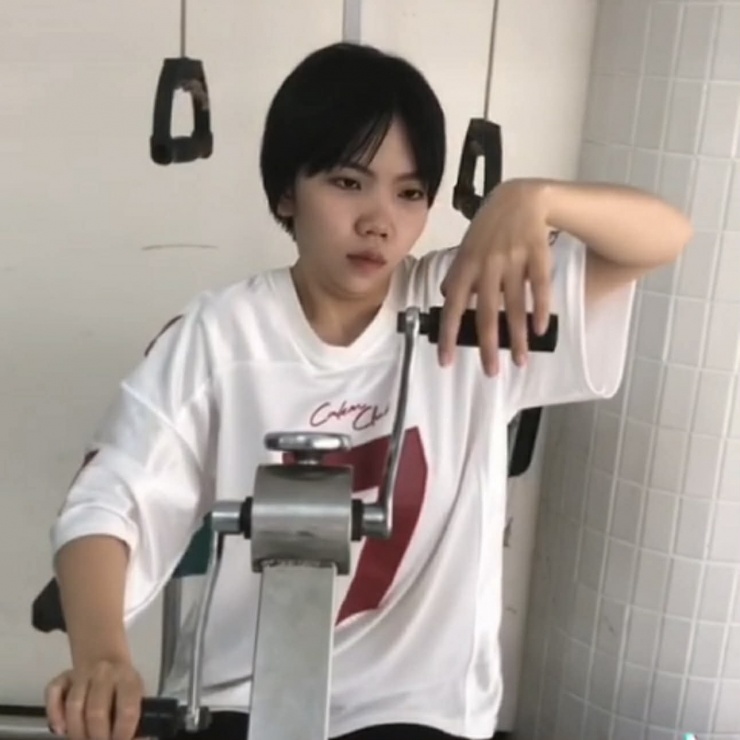 Hồng đang phải tập phục hồi chức năng sau đột quỵ. Ảnh: NVCC.