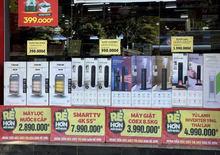 Điện máy khuyến mãi cuối năm. Ảnh: D.A