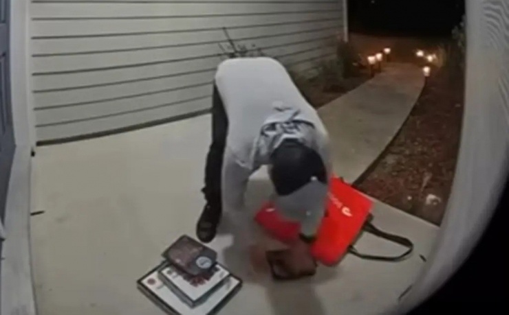 Tài xế DoorDash ở Florida bị ghi hình nhặt cánh gà rơi đất bỏ lại vào hộp giao cho khách.