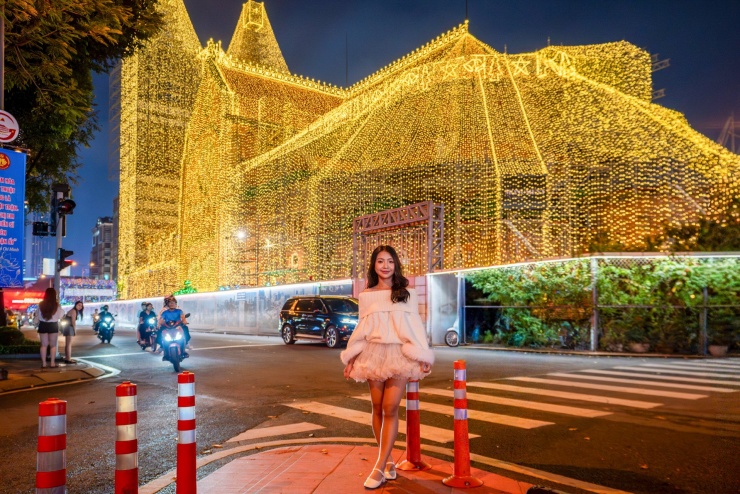 Nhà thờ Đức Bà lung linh đầu mùa Giáng sinh, hút khách đến check-in - 1
