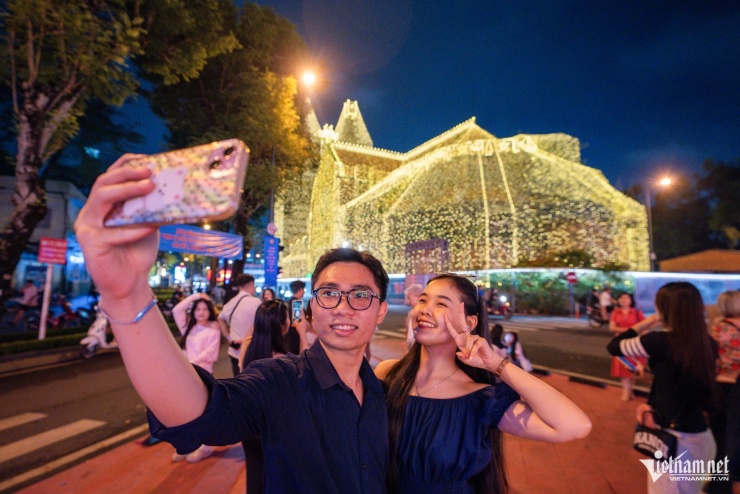 Nhà thờ Đức Bà lung linh đầu mùa Giáng sinh, hút khách đến check-in - 7
