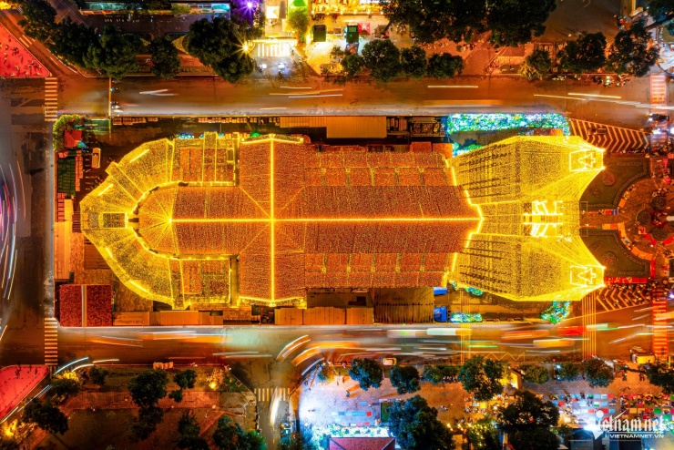 Nhà thờ Đức Bà lung linh đầu mùa Giáng sinh, hút khách đến check-in - 6