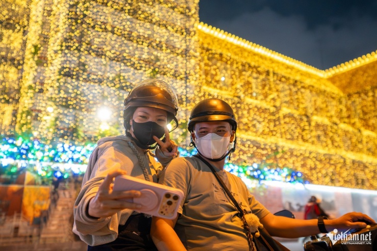 Nhà thờ Đức Bà lung linh đầu mùa Giáng sinh, hút khách đến check-in - 8