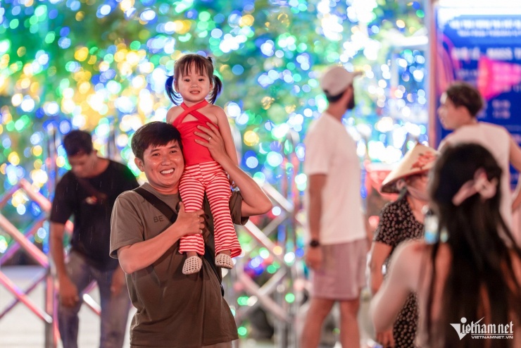 Nhà thờ Đức Bà lung linh đầu mùa Giáng sinh, hút khách đến check-in - 9