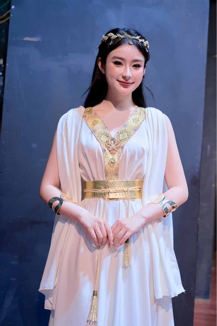 Thảo My khi tham gia vở kịch "Antigone" kết thúc buổi thi Kỹ thuật biểu diễn tại ĐH Sân khấu & Điện ảnh Hà Nội. 