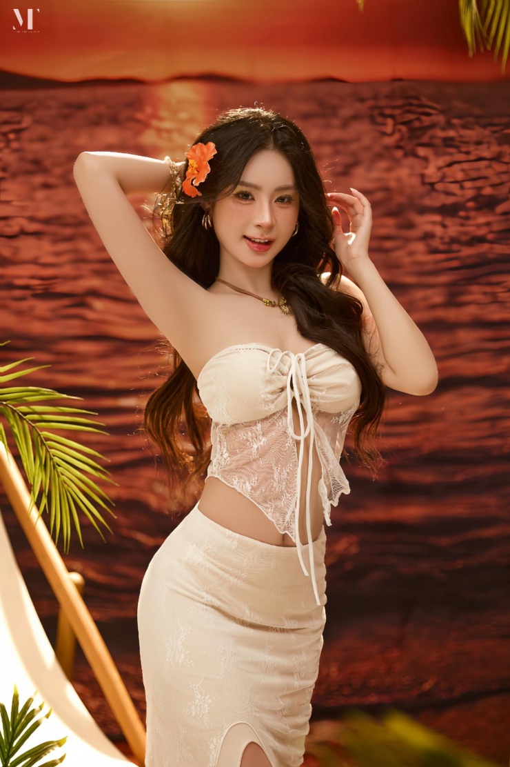 Hình ảnh sexy, nóng bỏng khác hẳn trên phim của Thảo My. 