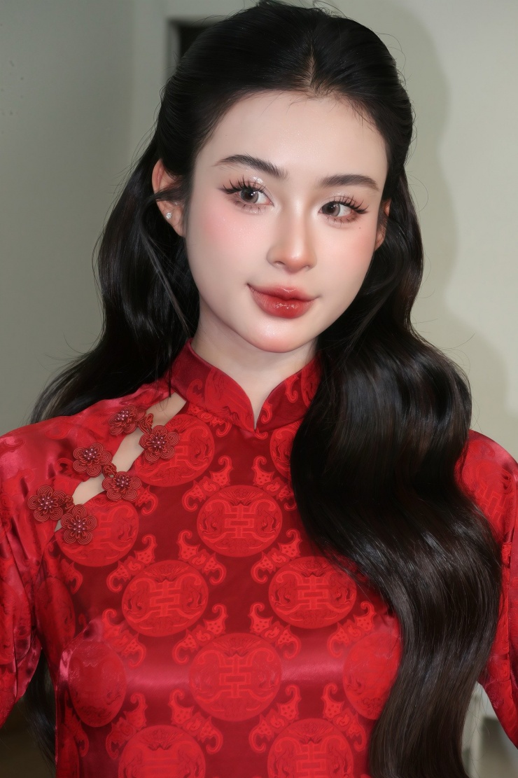 Thảo My với gương mặt sắc nét khi diện trang phục áo dài nền nã. 