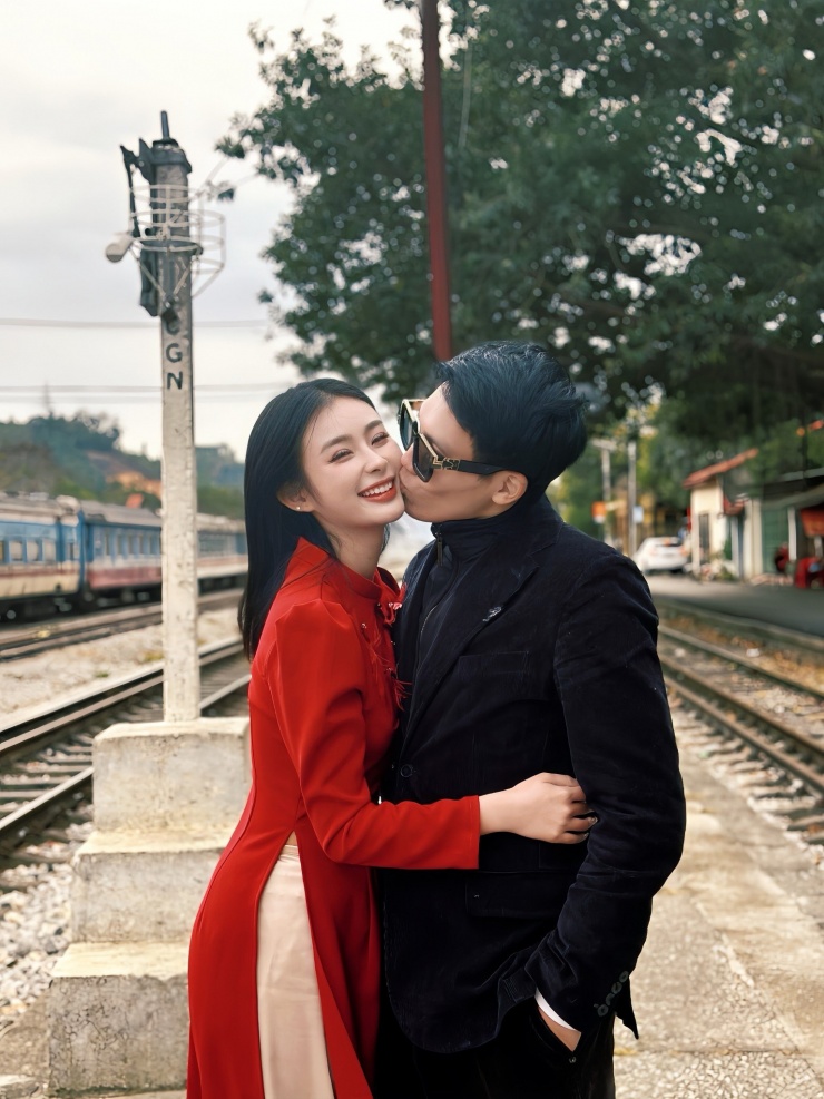 Cô công khai bạn trai Phạm Khánh Linh (còn gọi là Linh 3T, sinh năm 1988), hơn cô 16 tuổi. Linh 3T là một trong những cái tên nổi trội của cộng đồng hip-hop tại Việt Nam.