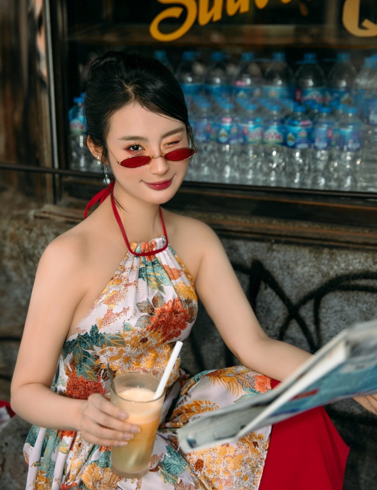 Tuy nhiên, nữ diễn viên 21 tuổi cũng có lúc biến hoá với phong cách cá tính. 