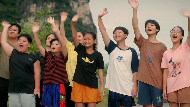 Cách em một milimet cũng mở đầu nhẹ nhàng.