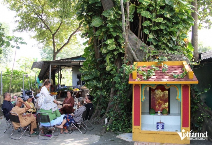 Miếu nhỏ thu hút người dân khắp nơi đến hương khói, ngồi dưới bóng mát "ông Mộc". Ảnh: Hà Nguyễn