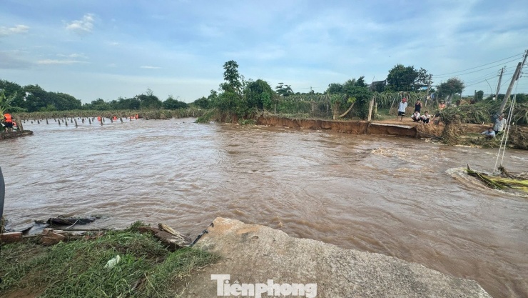 Đường dân sinh bị chia cắt, cô lập 49 nhân khẩu.