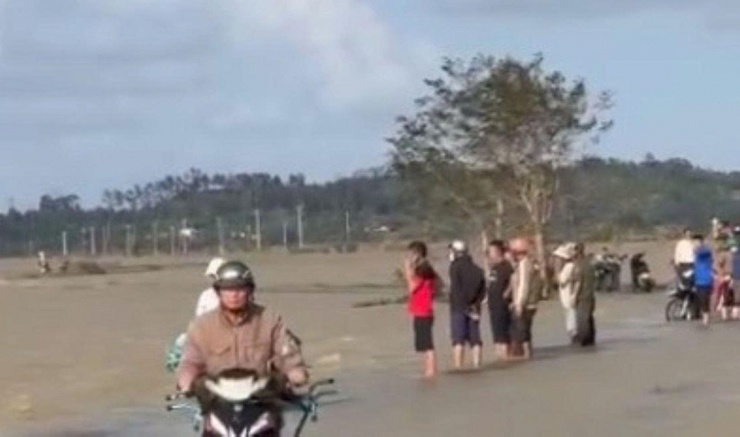 Nhiều người tổ chức tìm kiếm hai mẹ con bị rơi xuống ruộng.