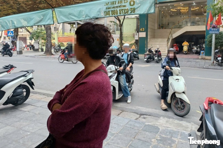 Một số người đến được thông báo là quán tạm nghỉ. Ảnh: Thanh Phong