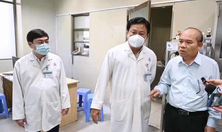 Phó Chủ tịch UBND TP Hồ Chí Minh Trần Văn Bảy thăm hỏi bệnh nhân và đề nghị các y bác sĩ Bệnh viện Nhân dân Gia Định tận tình chăm sóc bệnh nhân. 