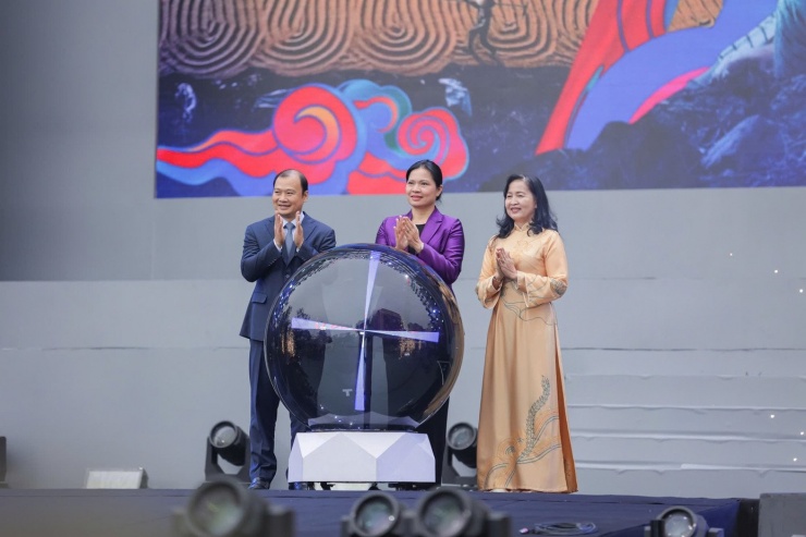 Thứ trưởng thường trực Bộ VHTTDL Lê Hải Bình, Phó Chủ tịch Ủy ban Trung ương Mặt trận Tổ quốc Việt Nam Hà Thị Nga và Chủ tịch Hội Nghệ sĩ Nhiếp ảnh Việt Nam Trần Thị Thu Đông thực hiện nghi lễ khai mạc.