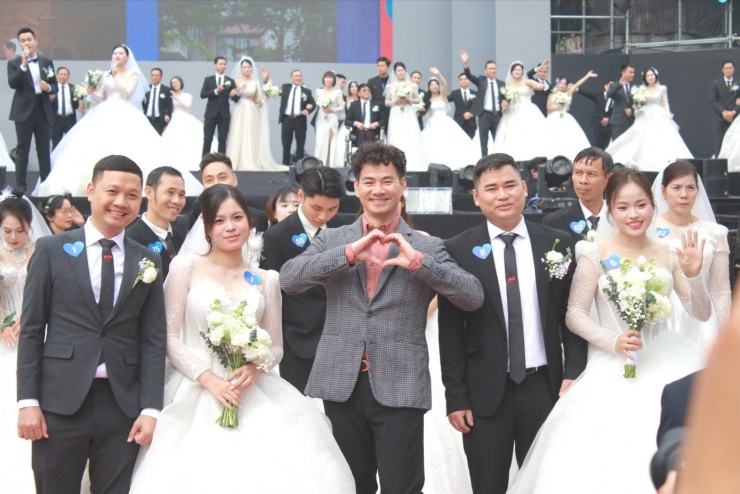 NSND Xuân Bắc - Cục trưởng Cục Nghệ thuật biểu diễn - là một trong khách mời đặc biệt của lễ cưới tập thể.