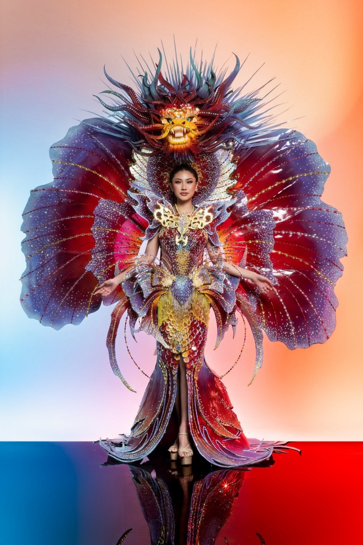 Nàng hậu trình diễn bộ trang phục The Rising Dragon của NTK Nguyễn Duy Hậu, lấy cảm hứng từ hình tượng Cá Chép Hóa Rồng.