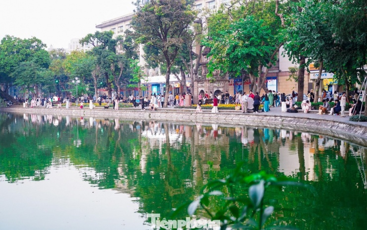 Hà Nội những ngày đầu Đông, nhiệt độ giảm xuống còn 17–20 độ C, không khí se lạnh. Tranh thủ dịp cuối tuần, nhiều bạn trẻ có mặt quanh khu vực Hồ Gươm để chụp ảnh cùng tà áo dài truyền thống.