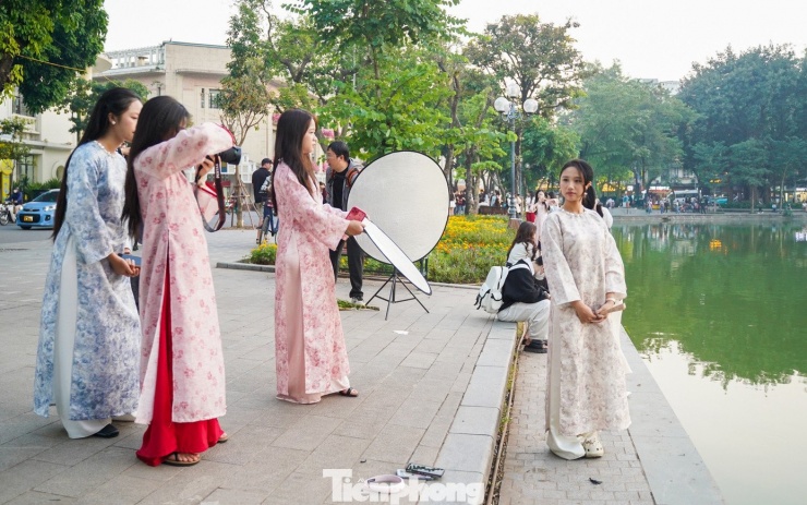 Sau khi tham khảo nhiều nguồn, nhóm bạn Vân Nhi (Hà Nội) quyết định thực hiện bộ ảnh áo dài trong không khí mùa đông Hà Nội để chuẩn bị cho Tết sắp đến.“Nhóm mình thuê áo dài, còn máy ảnh mượn bạn bè. Cả nhóm tranh thủ cuối tuần để chụp cho đông đủ, sau đó buổi chiều sẽ đi chơi các địa điểm nổi tiếng của Thủ đô".