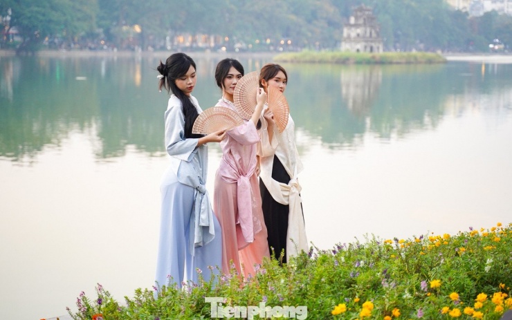 Những góc chụp hướng về Tháp Rùa được nhiều bạn trẻ yêu thích bởi nét đẹp riêng, gợi vẻ đẹp mang tính biểu tượng của Hà Nội.