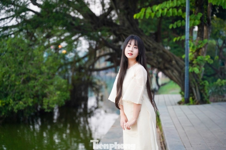 Bạn Huyền Dương (Sóc Sơn, Hà Nội) chia sẻ: “Thời điểm cuối năm, năm nào mình cũng chụp ảnh áo dài. Năm nay mình thực hiện sớm hơn một chút để kịp chuẩn bị cho Tết và tránh lúc phố quá đông”.