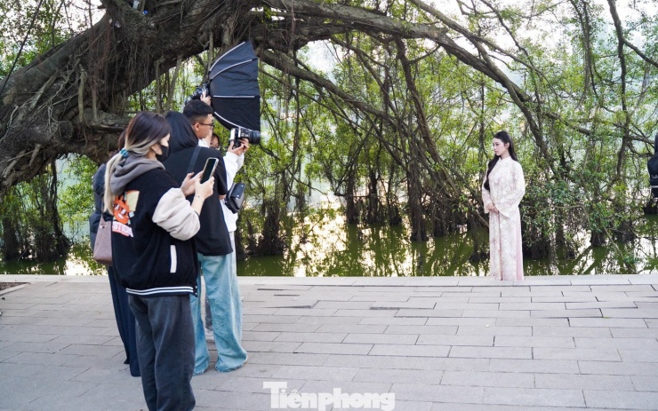 Bên cạnh đó, không ít bạn trẻ còn sẵn sàng thuê ê-kíp chuyên nghiệp gồm thợ chụp ảnh, ánh sáng, trang điểm… nhằm có bộ ảnh ưng ý nhất với áo dài.