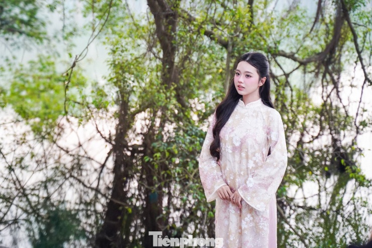 “Chi phí tổng mình không tiện tiết lộ, nhưng riêng tiền mua áo dài và thuê ê-kíp chụp đã hết khoảng 3 triệu đồng”, bạn Thanh Nga chia sẻ.