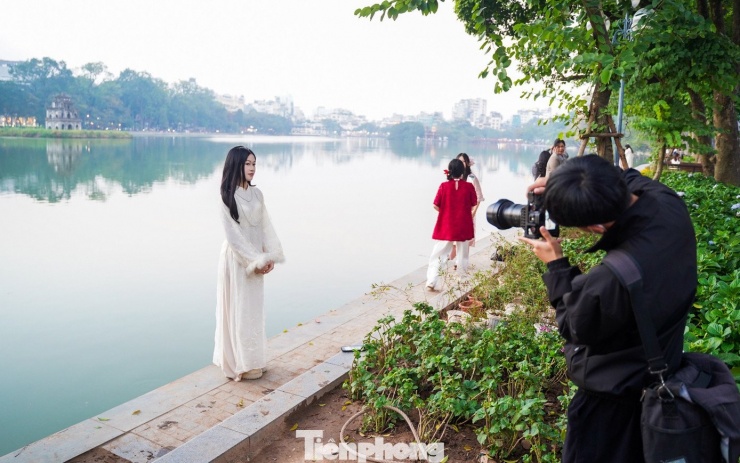 Các dịch vụ chụp ảnh quanh khu vực hồ với giá từ 10.000 đồng/tấm cũng được nhiều bạn trẻ lựa chọn.