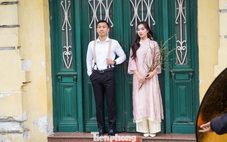 Nhiều cặp đôi cũng chọn các điểm chụp quanh khu vực hồ Gươm để thực hiện những bộ ảnh đôi, nhất là dịp cuối năm – cao điểm mùa cưới.