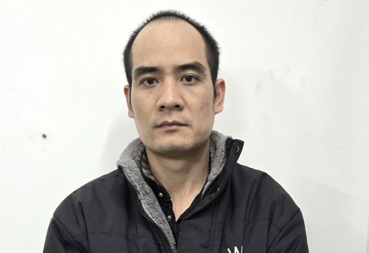 Tùng là bị can đang bị truy nã trong vụ án "Sử dụng mạng máy tính, mạng viễn thông, phương tiện điện tử để chiếm đoạt tài sản"