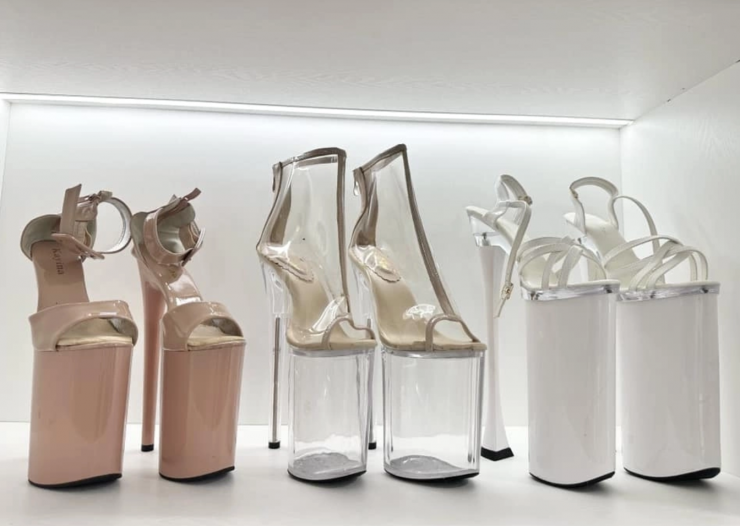 Ca sĩ Đức Phúc từng đăng tải ảnh những đôi giày "cao chóng mặt" của Hòa Minzy khi đến nhà cô chơi khiến fan chú ý. 