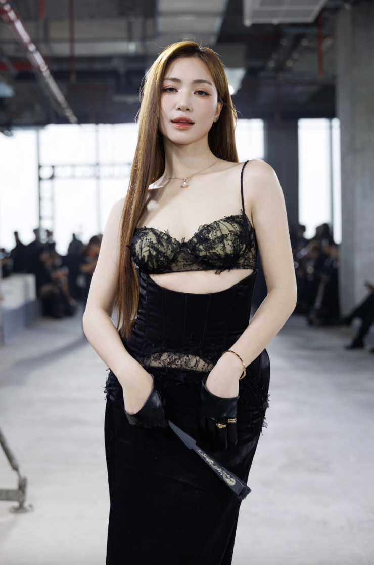 Đây là lần hiếm hoi nữ ca sĩ hở bạo khi dự sự kiện.