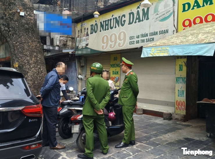 Lực lượng chức năng có mặt trước quán bò nhúng dấm 999, 48 Trần Xuân Soạn.