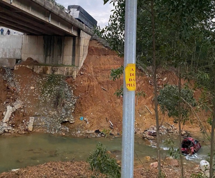 Hiện trường ô tô bán tải rơi xuống suối. Ảnh: Nhật Hoàng.