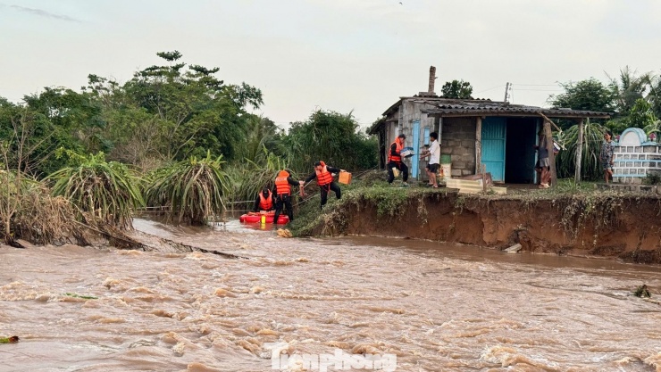 Nước lũ cuốn trôi cầu dân sinh, cô lập hàng chục hộ dân tại phường Hàm Thắng.
