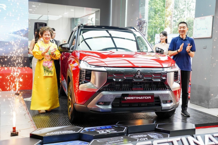 Ông Yanagawa Tomoki, Tổng Giám đốc Mitsubishi Motors Việt Nam và bà Tạ Thị Tú Trinh, Chủ tịch An Dân Group, thực hiện nghi thức ra mắt mẫu xe mới