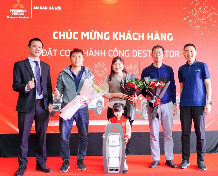 Ông Yanagawa Tomoki, Tổng Giám đốc Mitsubishi Motors Việt Nam, trao chìa khóa tượng trưng cho khách hàng đặt cọc xe mới